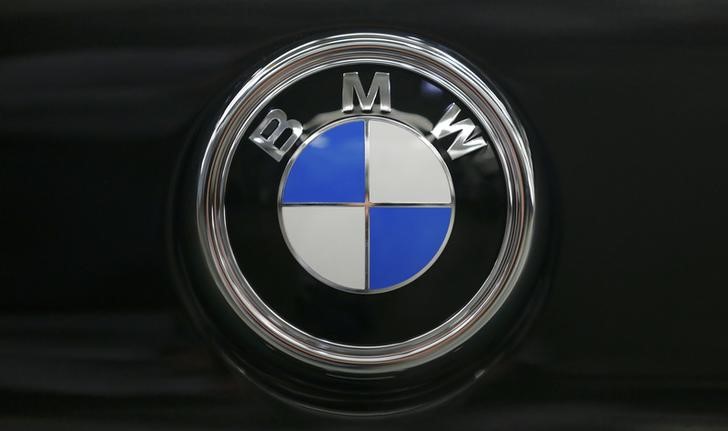 © Reuters. The BMW logo is seen on the hood of a finished X4 at the BMW manufacturing plant in Spartanburg