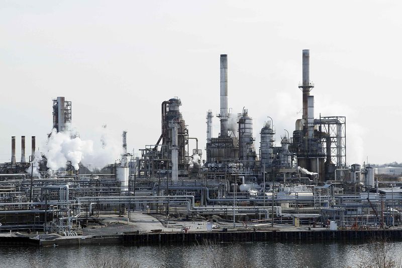 © Reuters. النفط يهبط مجددا بفعل خفض سعودي للاسعار وبرنت ينزل عن 70 دولارا