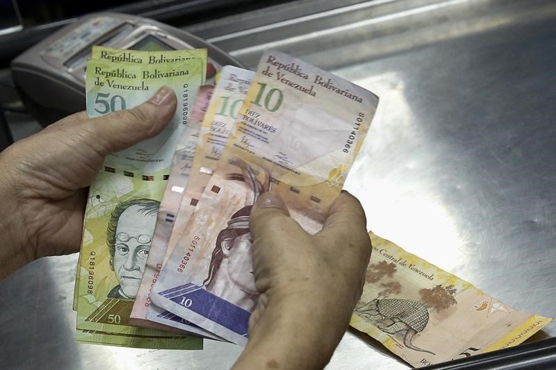 © Reuters. فنزويلا تسمح للبنك المركزي بأن يوسع احتياطياته لتشمل عملات جديدة والالماس