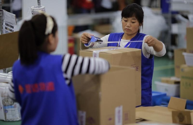 © Reuters. Mulheres trabalham em armazém do Grupo Alibaba na China