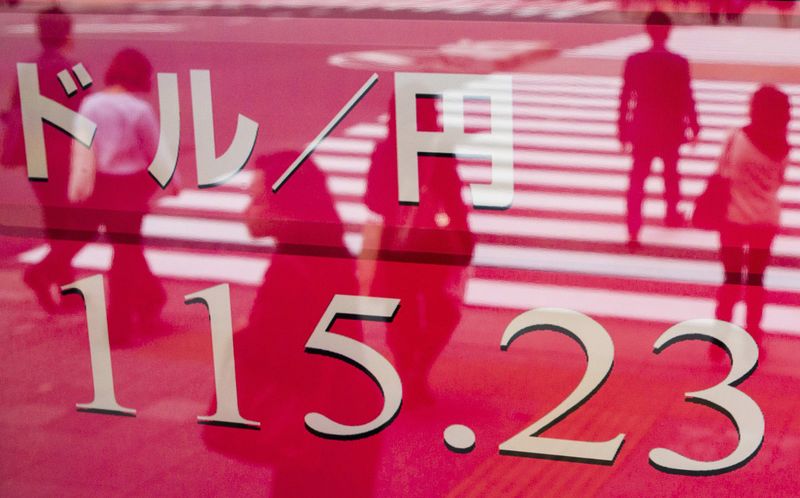 © Reuters. People walk past a screen displaying the dollar to yen exchange rate  outside brokerage in Tokyo