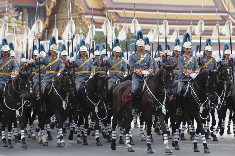 © Reuters. Thai Royal Guards in front of the Grand Palace, as a part of a celebration for the upcoming birthday of King Bhumibol Adulyadej, in Bangkok