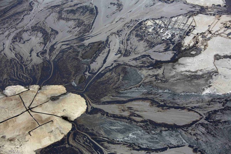 © Reuters. Oil goes into a tailings pond at the Suncor tar sands operations near Fort McMurray.