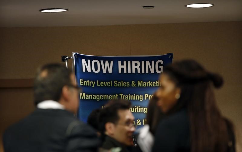 © Reuters. Job seekers wait to meet with employers at a career fair in New York City