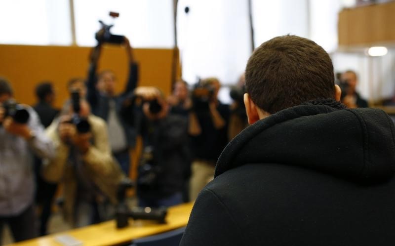 © Reuters. Accused member of Islamic State Kreshnik B., waits for start of his trial in Frankfurt