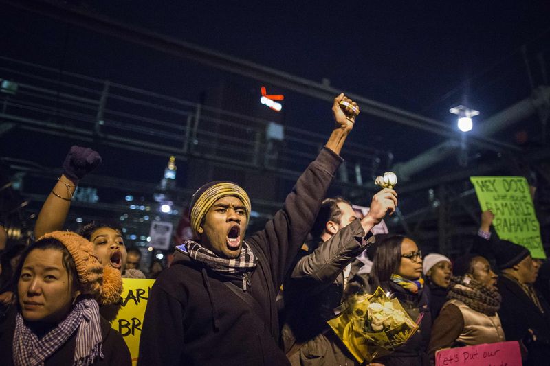 © Reuters. Segunda noche de protestas en EEUU por la muerte por asfixia de un detenido  