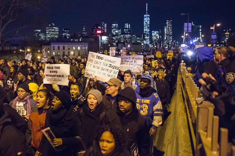 © Reuters. Manifestantes atravessam a ponte do Brooklyn, em Nova York