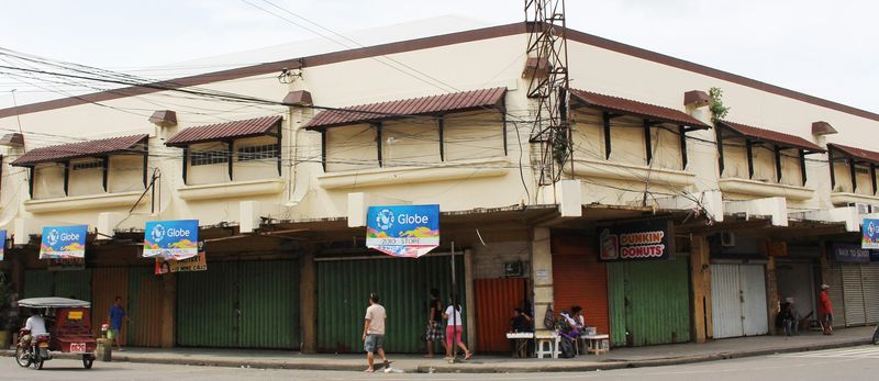 © Reuters. Shops that are closed due to super-typhoon Hagupit are pictured in downtown Tacloban City, central Philippines