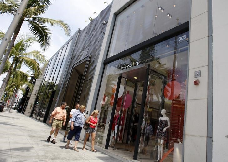 © Reuters. People walk past the Bebe store on Rodeo Drive in Beverly Hills
