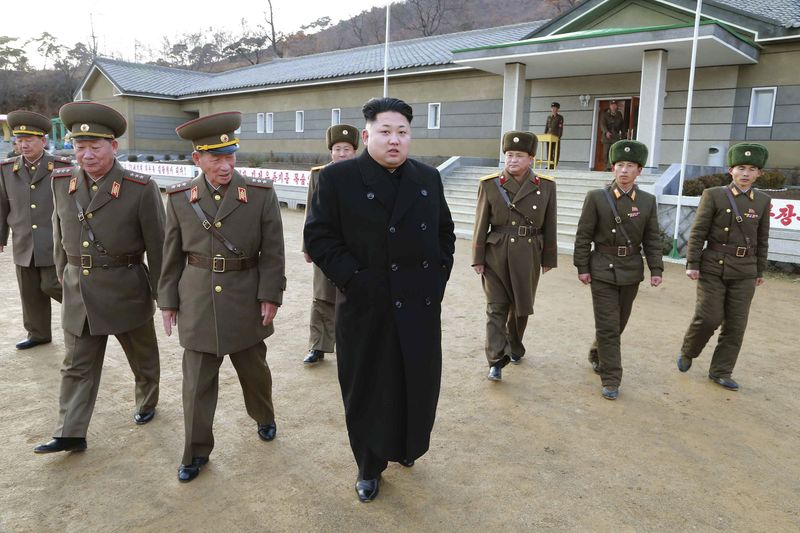 © Reuters. Líder norte-coreano, Kim Jong Un, inspeciona Companhia de Artilharia em foto de divulgação, sem data, da agência de notícias norte-coreana KCNA, em Pyongyang