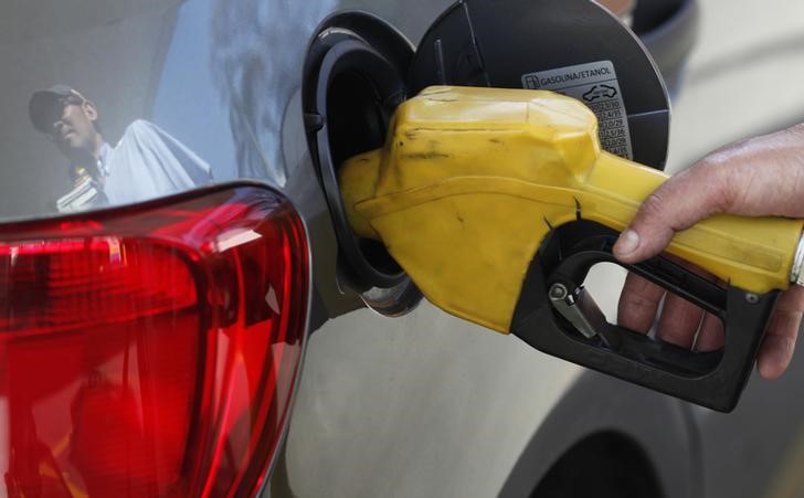 © Reuters. Frentista de posto de gasolina abastece um carro em São Paulo
