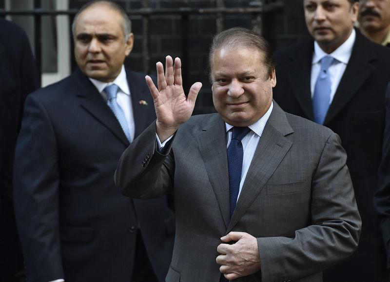 © Reuters. Pakistan's Prime Minister Nawaz Sharif waves as he leaves after meeting with Britain's Prime Minister David Cameron and President Ashraf Ghani of Afghanistan at Number 10 Downing Street in London