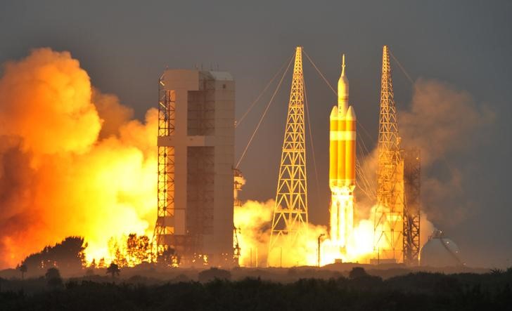 © Reuters. Foguete Delta decola com a nave Orion de Cabo Canaveral