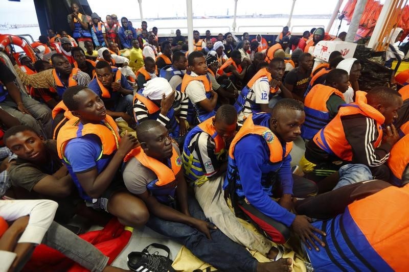 © Reuters. البحرية الإيطالية: موت 17 مهاجرا وإنقاذ 278 في مضيق صقلية