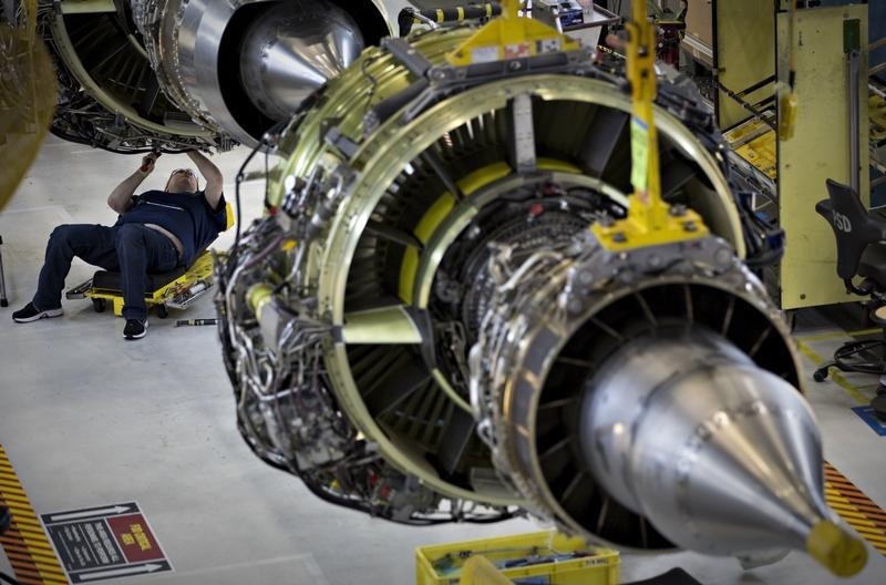 © Reuters. A worker builds an engine for the Boeing 737-900 at their assembly operations in Renton