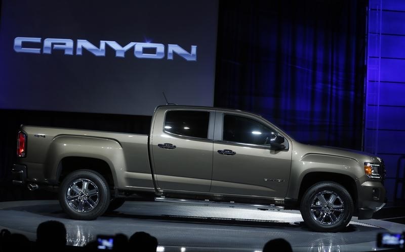 © Reuters. The 2015 GMC Canyon pickup truck is revealed at an industrial building in advance of the media preview of the North American International Auto Show in Detroit