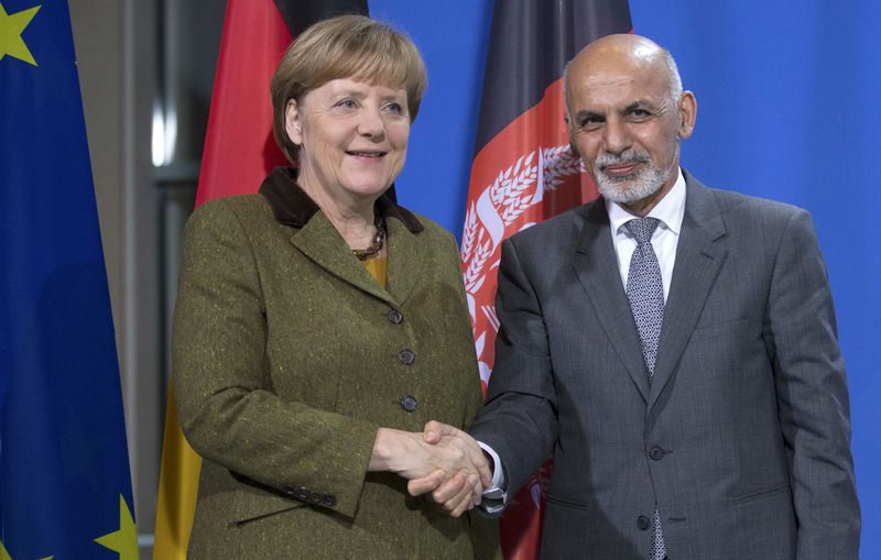 © Reuters. Afghanistan's President Ghani and German Chancellor Merkel shake hands during a news conference after their meeting at the Chancellery in Berlin