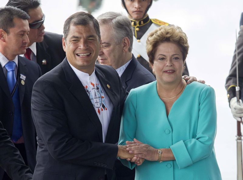 © Reuters. Presidente do Equador cumprimenta Dilma em Quito