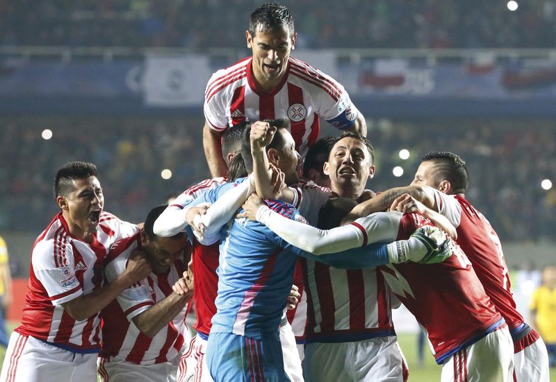 © Reuters. Paraguay vuelve a vencer en penaltis a Brasil y pasa a semis en Copa América