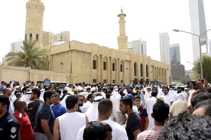 © Reuters. الكويت تقول إن منفذ الهجوم على مسجد للشيعة سعودي وتعتقل شخصا