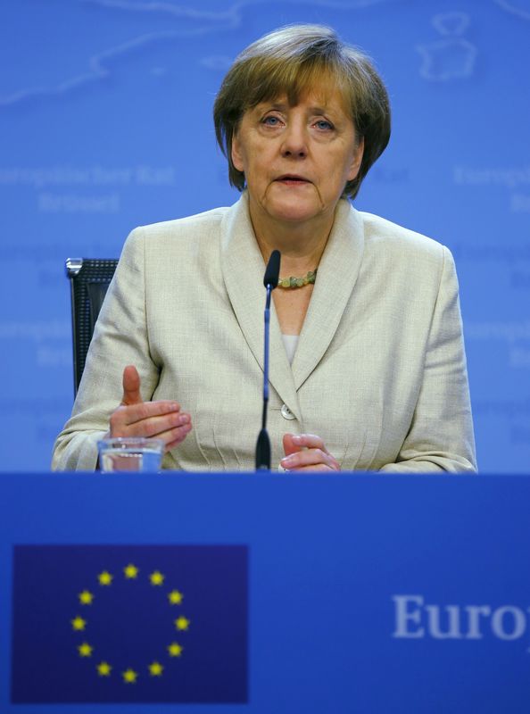 © Reuters. ميركل تدعو قادة الأحزاب الألمانية الرئيسية لاجتماع أزمة بشأن اليونان