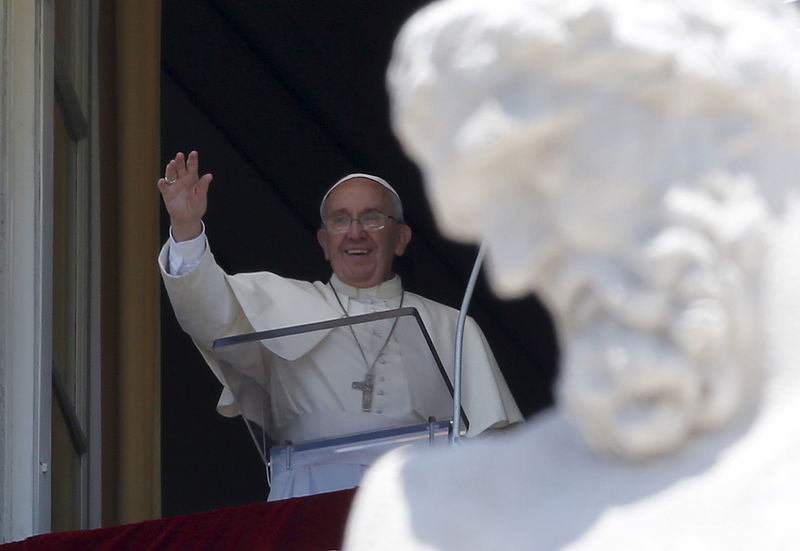 © Reuters. Pope Francis waves as he leads his Sunday Angelus prayer in Saint Peter's square at the Vatican