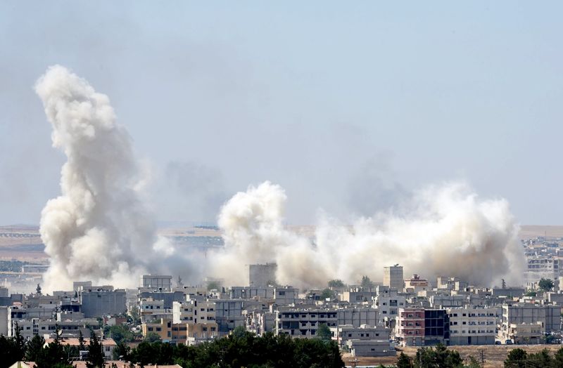 © Reuters. أمريكا والحلفاء ينفذون ضربات جوية ضد الدولة الاسلامية بسوريا والعراق