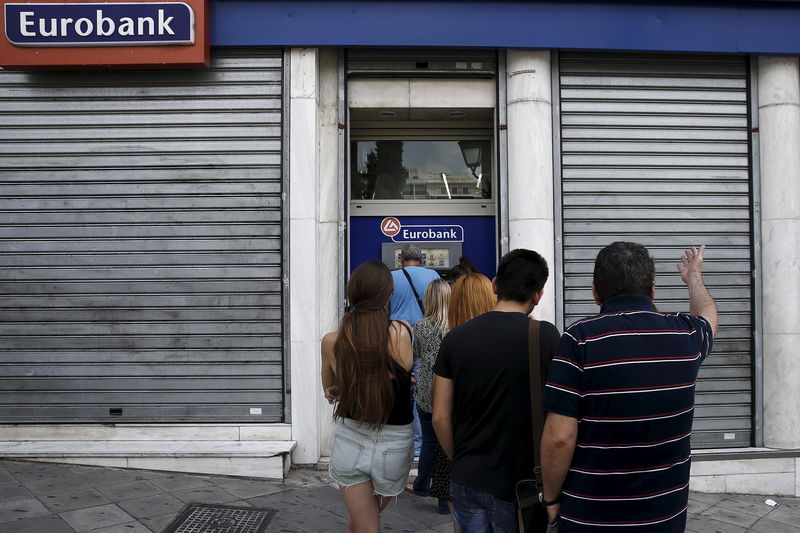 © Reuters. اليونان تدرس فرض قيود رأسمالية وغلق البنوك يوم الاثنين