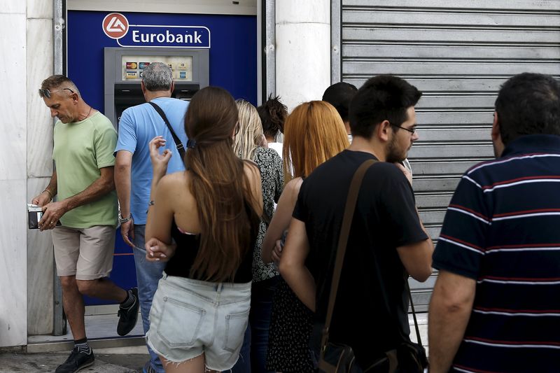 © Reuters. Grecia considera imponer controles de capital y cerrar bancos el lunes