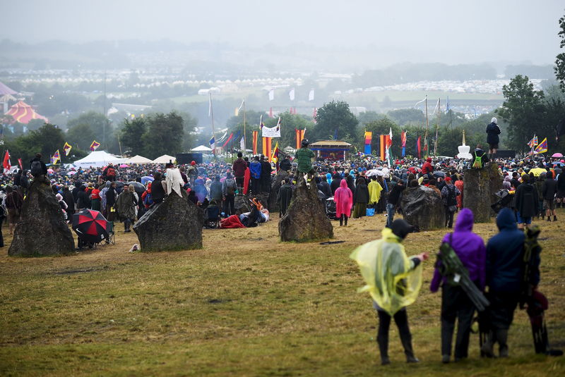 © Reuters. The Dalai Lama greets well wishers as he addresses a crowd gathered at Worthy Farm in Somerset during the Glastonbury Festival