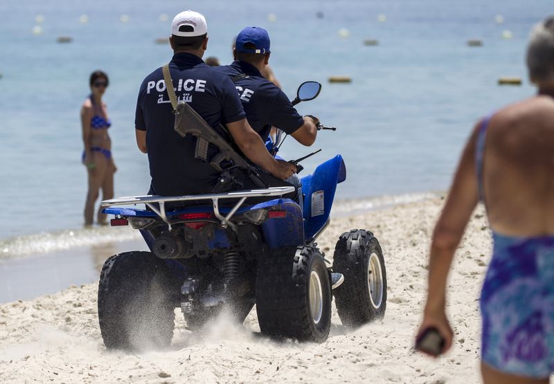 © Reuters. La policía armada de Túnez patrulla las calles de los enclaves turísticos