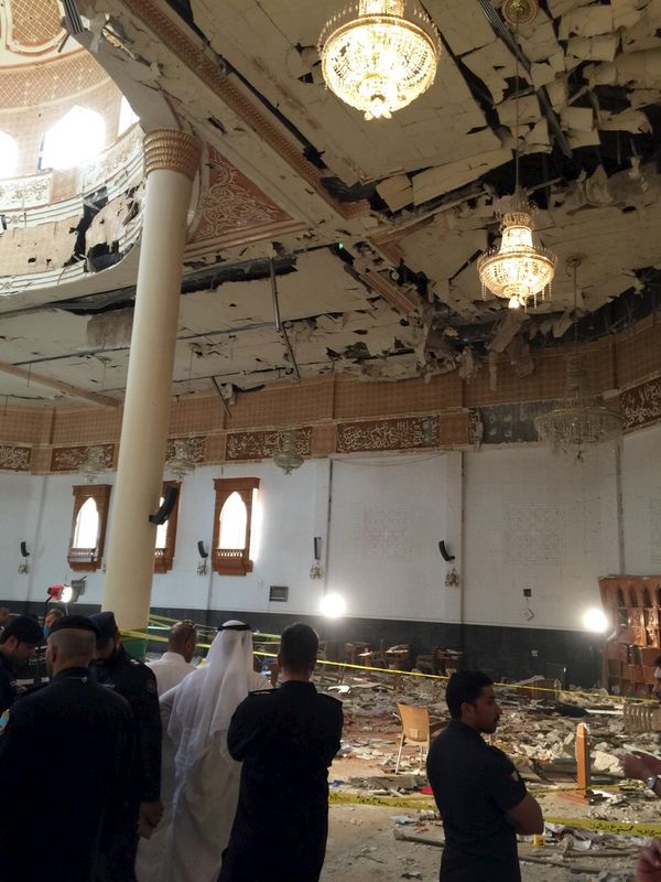 © Reuters. Kuwait dice que el hombre-bomba era un joven saudí, detiene al conductor