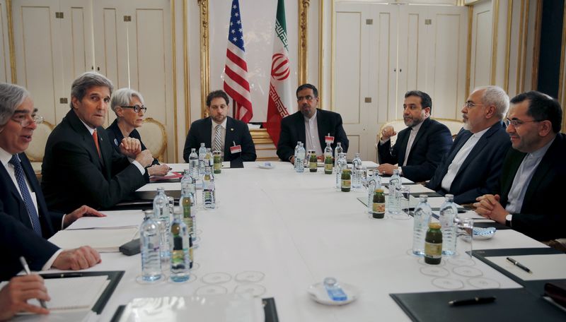 © Reuters. U.S. Secretary of Energy Ernest Moniz, U.S. Secretary of State John Kerry and U.S. Under Secretary for Political Affairs Wendy Sherman meet with Iranian Foreign Minister Mohammad Javad Zarif at a hotel in Vienna