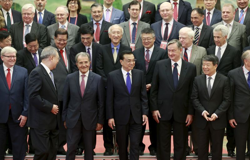 © Reuters. Chinese Premier Li prepares to pose for a group photo with other delegates of the Global Think Tank Summit in Beijing