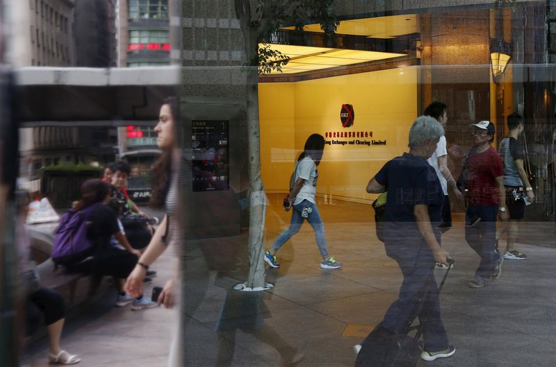 © Reuters. Passersby walk outside the Hong Kong Exchange in Hong Kong, China 
