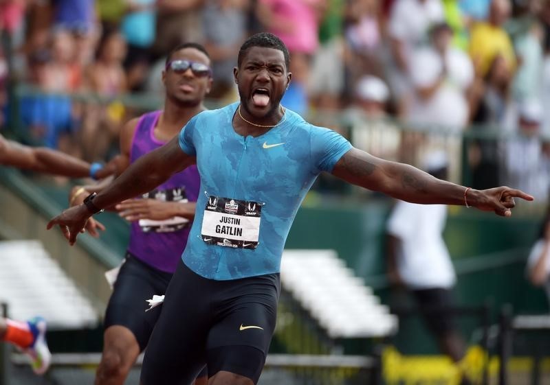 © Reuters. جاتلين يفوز بسباق 200 متر مسجلا 19.57 ثانية في تصفيات بطولة العالم