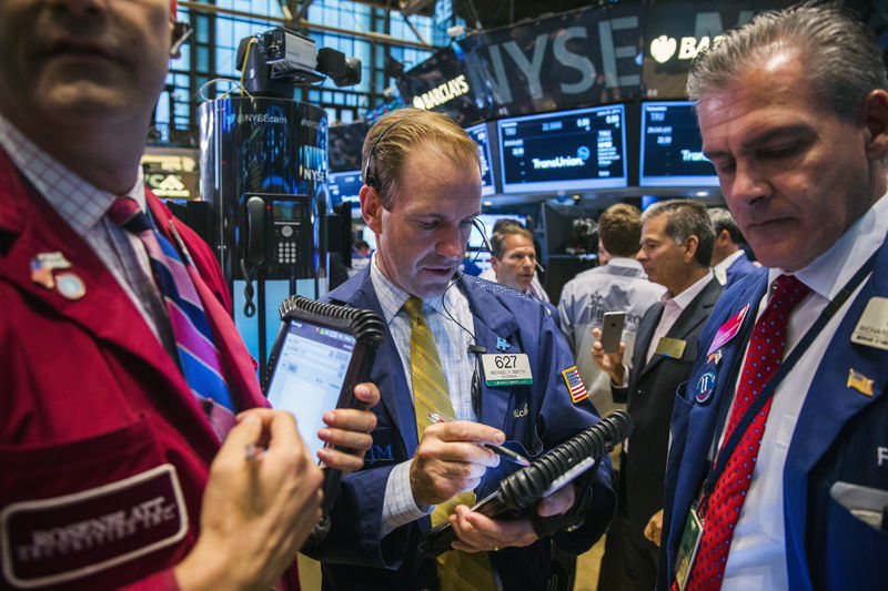 © Reuters. Traders work on the floor of the New York Stock Exchange in New York