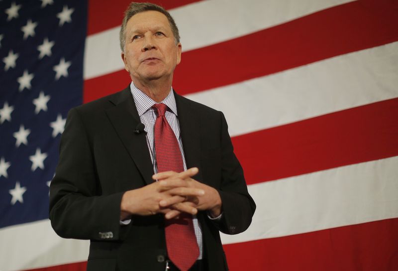 © Reuters. Potential Republican 2016 presidential candidate Ohio Governor John Kasich speaks in Nashua