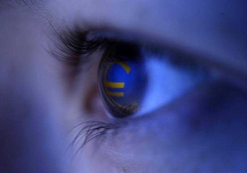 © Reuters. Picture illustration shows the Euro currency logo reflected in a person's eye, in central Bosnian town of Zenica