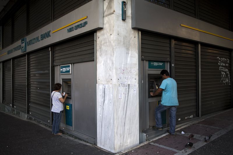 © Reuters. اليونان تؤكد إغلاق البنوك حتى السادس من يوليو