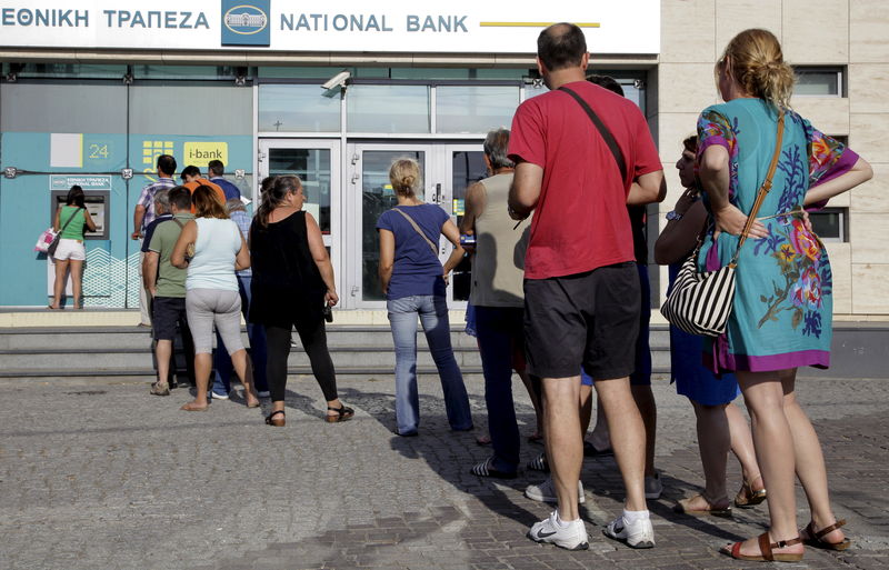 © Reuters. Consejo griego recomienda un límite de 60 euros en los cajeros