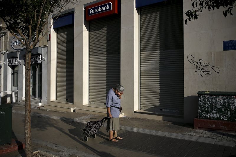 © Reuters. La salida de Grecia de la eurozona no sería el fin del mundo: Oettinger, de la UE