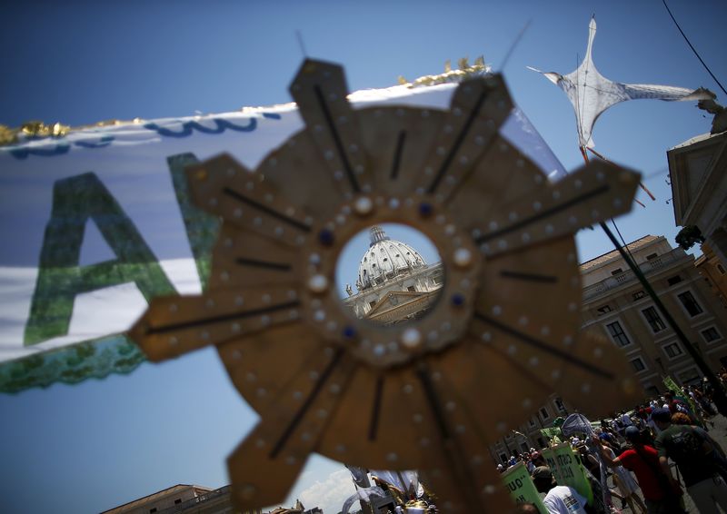 © Reuters. MARCHE OECUMÉNIQUE À ROME POUR COMBATTRE LE CHANGEMENT CLIMATIQUE