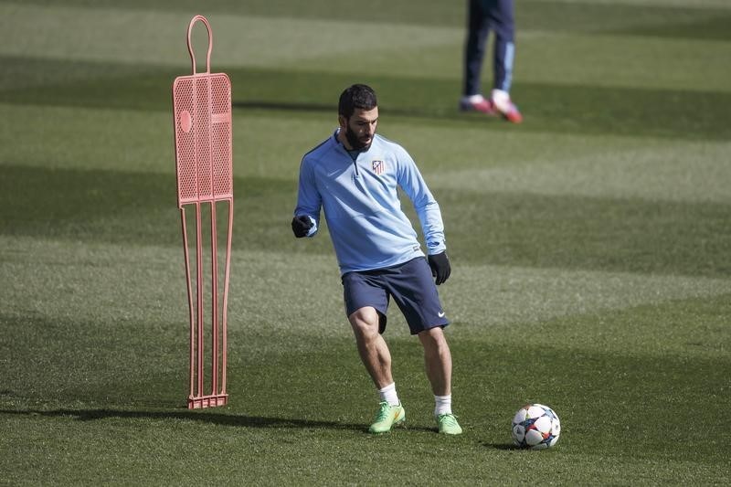 © Reuters. Arda Turan dice que su agente está negociando una salida del Atlético