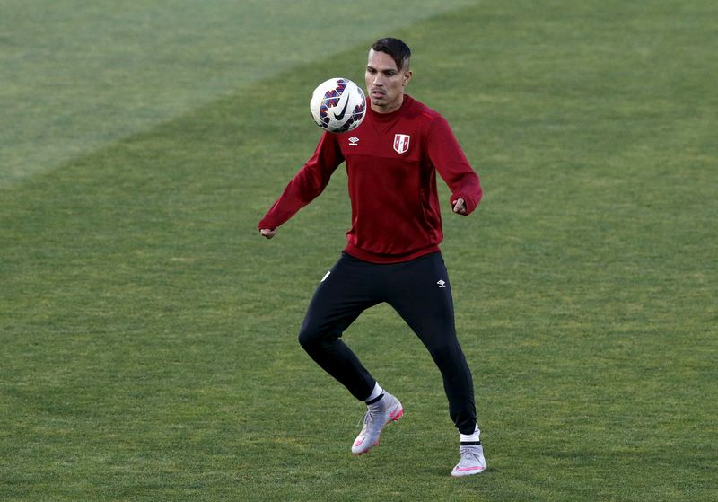 © Reuters. Chile busca la final de la Copa América ante un ordenado Perú