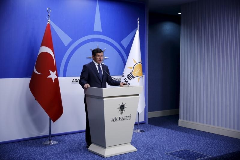 © Reuters. Turkey's Prime Minister Ahmet Davutoglu speaks during a news conference at his ruling AK Party headquarters in Ankara 