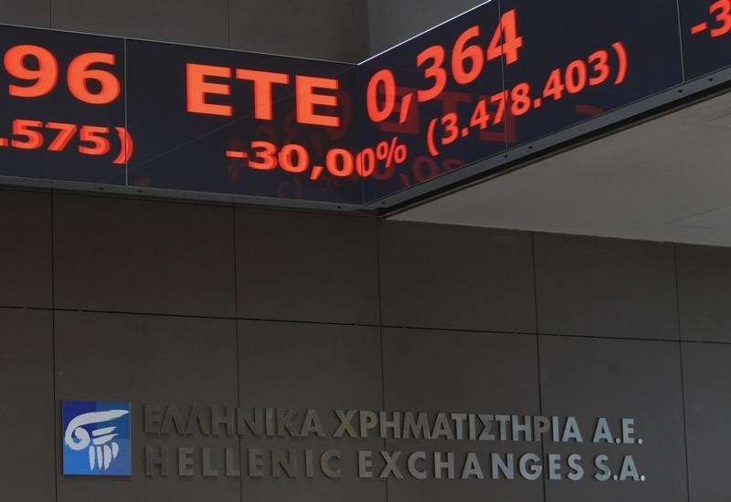 © Reuters. La hall di ingresso della borsa di Atene 