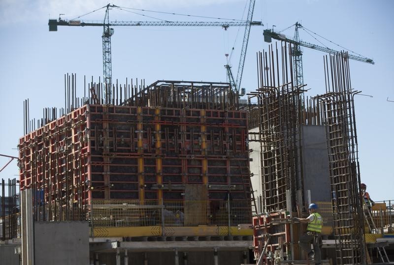 © Reuters. Workers are seen on a construction site in London