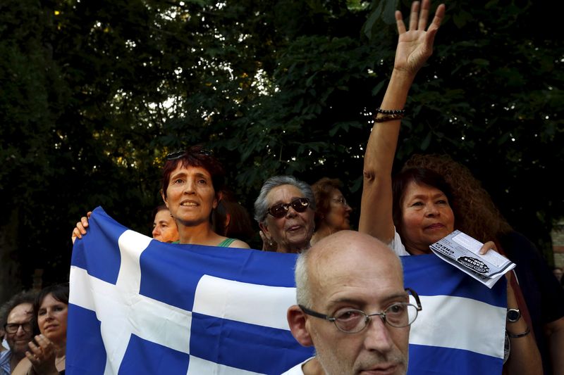 © Reuters. La prima de riesgo española e italiana sube por turbulencias en Grecia   
