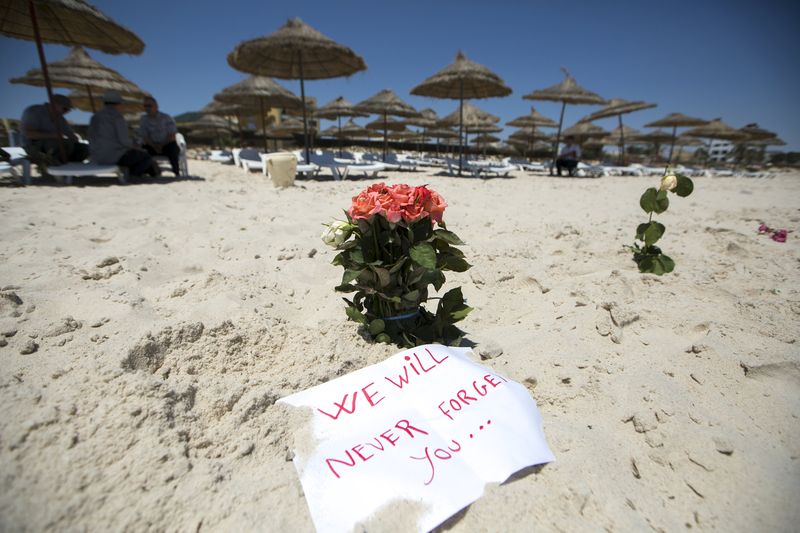 © Reuters. Fiori sulla spiaggia dell'Imperial Marhaba resort a Sousse, in Tunisia, dopo l'attentato 